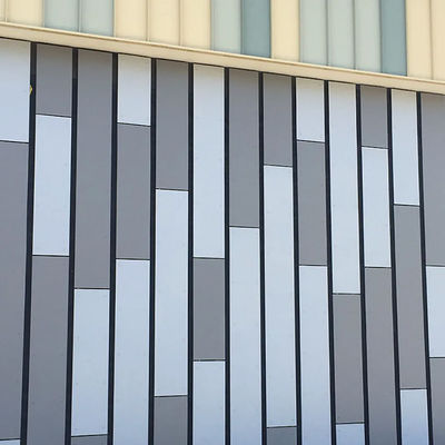 Gepersonaliseerde kleuren vezelcementplaat voor theater Buitenmuurpanelen Bouwmaterialen
